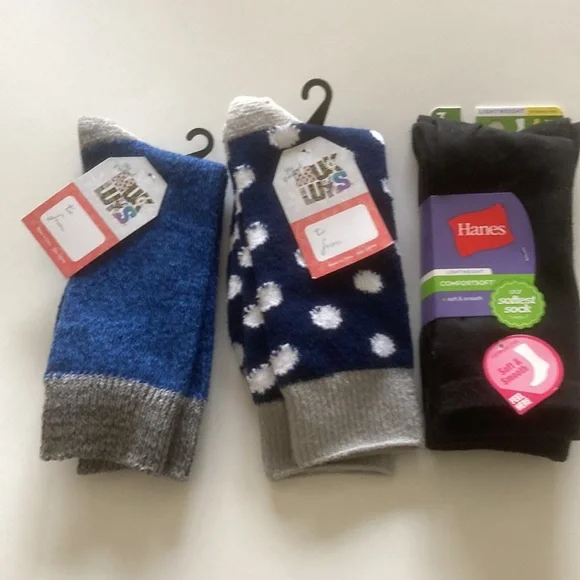 Lot of 5 pairs of Women’s warm socks; NWOT. Great stocking stuffers - Picture 2 of 4